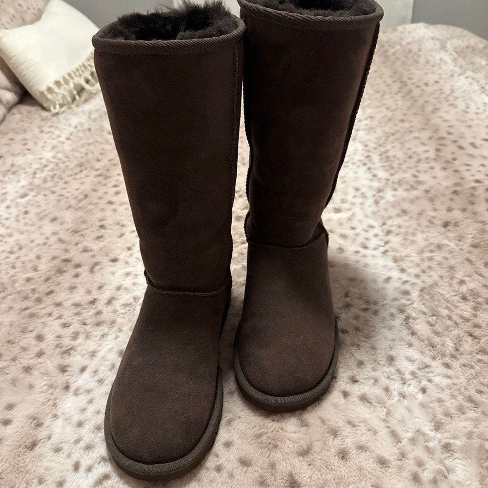 Uggs tall classic boot. Size 7